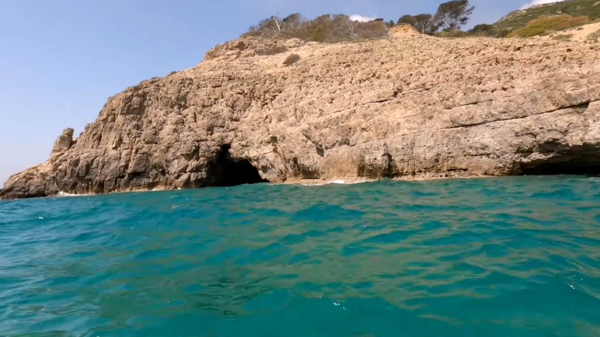 Sembla Mèxic, però és Catalunya: descobreix aquesta cova amb platja interior única