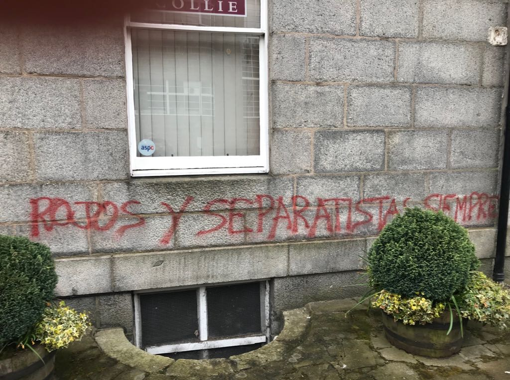 Las sospechosas pintadas en el consulado español de Aberdeen