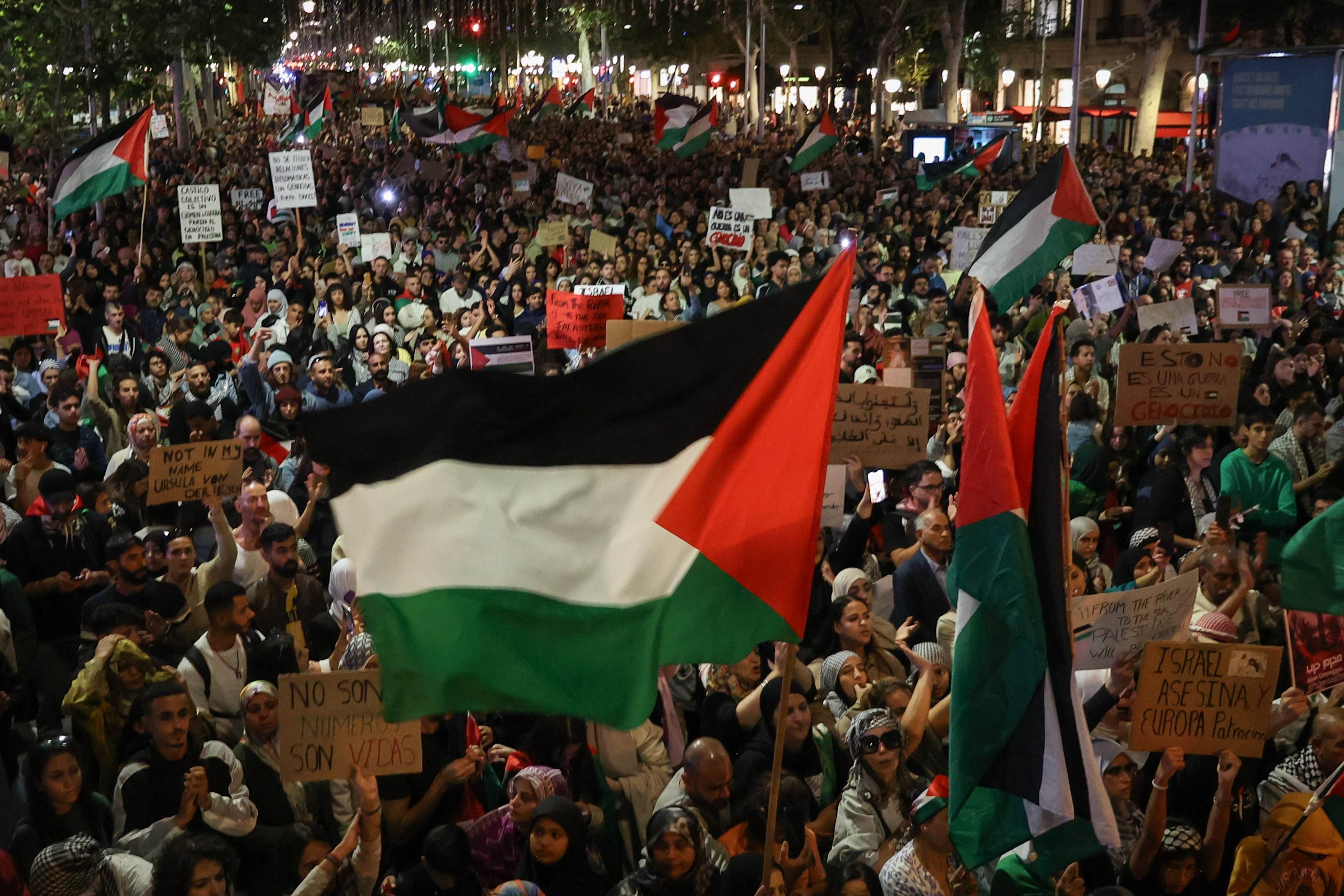 Miles de manifestantes piden en Barcelona "parar el genocidio" de Israel a Palestina