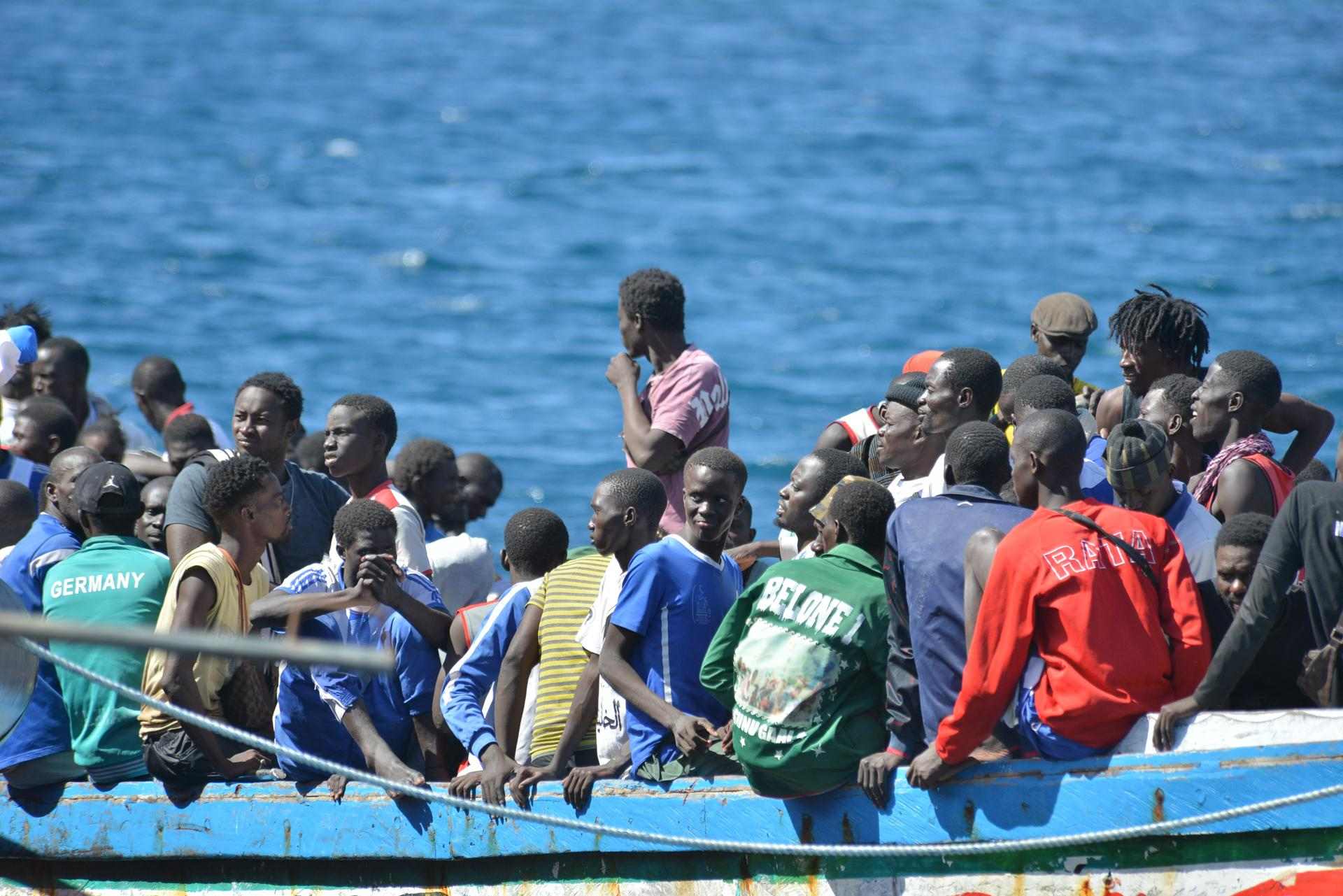 Crisis migratoria en las Canarias: llega la patera más grande desde 1994