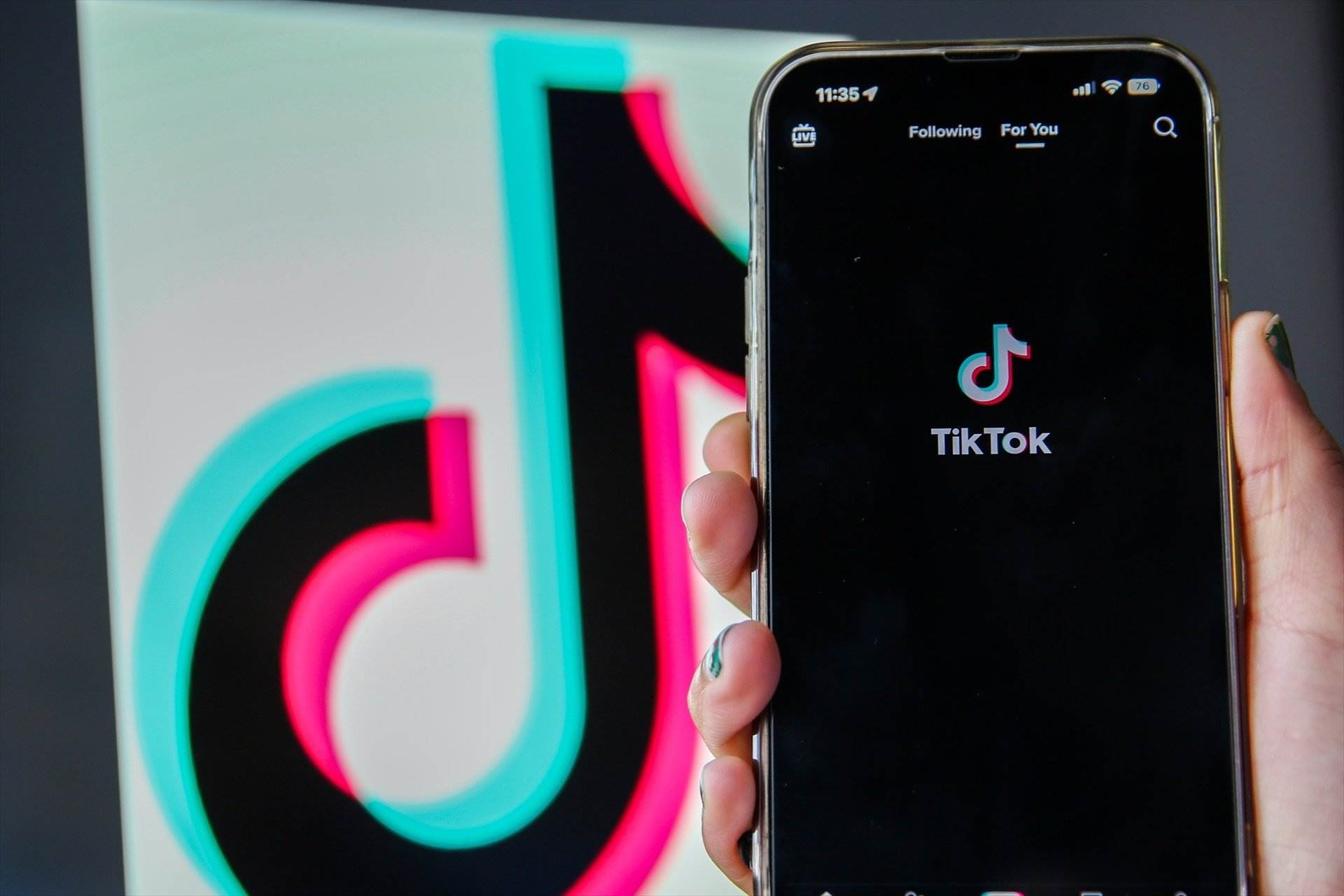Brussel·les amenaça de suspendre una versió més ràpida de TikTok per "tòxica i addictiva"