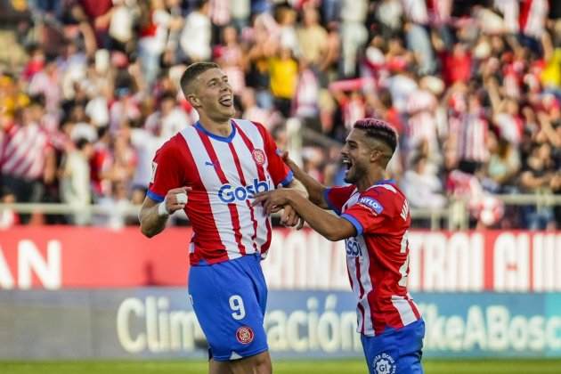 Dovbyk y Yann Couto celebrando un gol contra el Almería / Foto: EFE