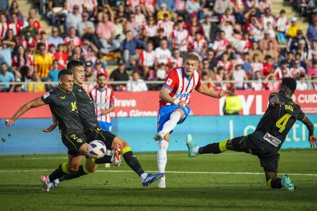 Dovbyk, en el momento de anotar su segundo gol contra el Almería / Foto: EFE