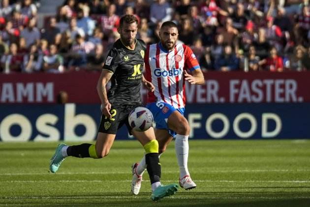 David López defensant Leo Baptistao durant el Girona - Almeria / Foto: EFE