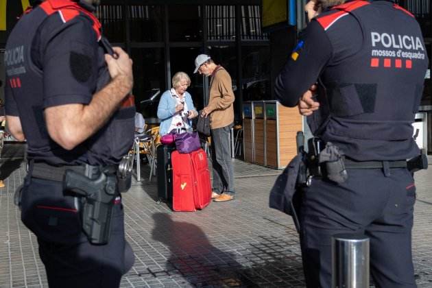 Dos agentes de los Mossos d'Esquadra a la estación de Sants, en Barcelona, en protección antiterrorista / Miquel Muñoz