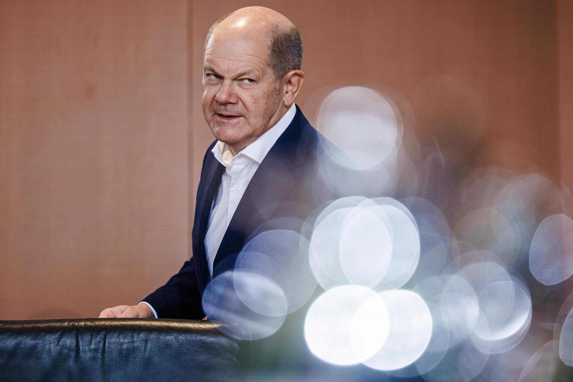 Scholz aboga por la "deportación a gran escala" de personas inmigradas en situación irregular en Alemania