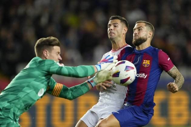 Ter Stegen luchando un balón delante de Iñigo Martínez durant el Barça - Athletic Club / Foto: EFE