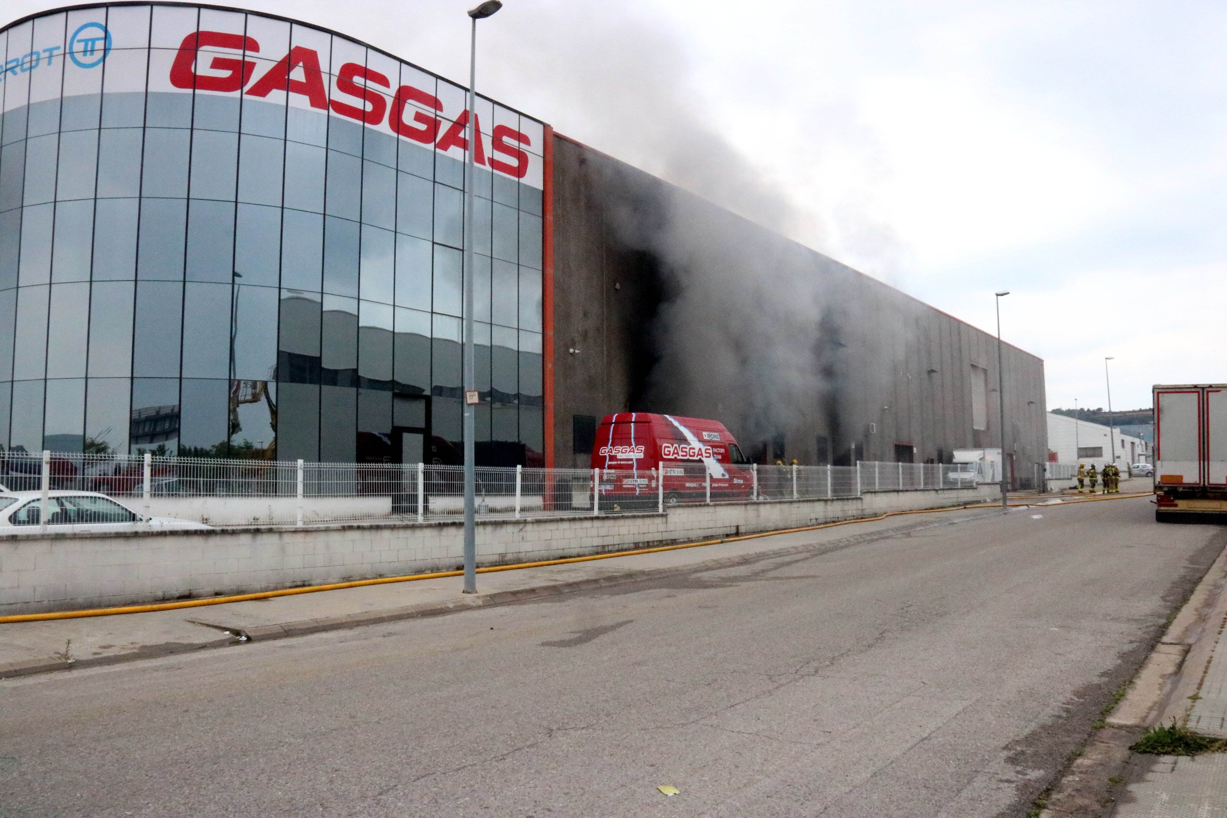 Un incendio quema la fábrica Gas Gas de Salt sin provocar heridos