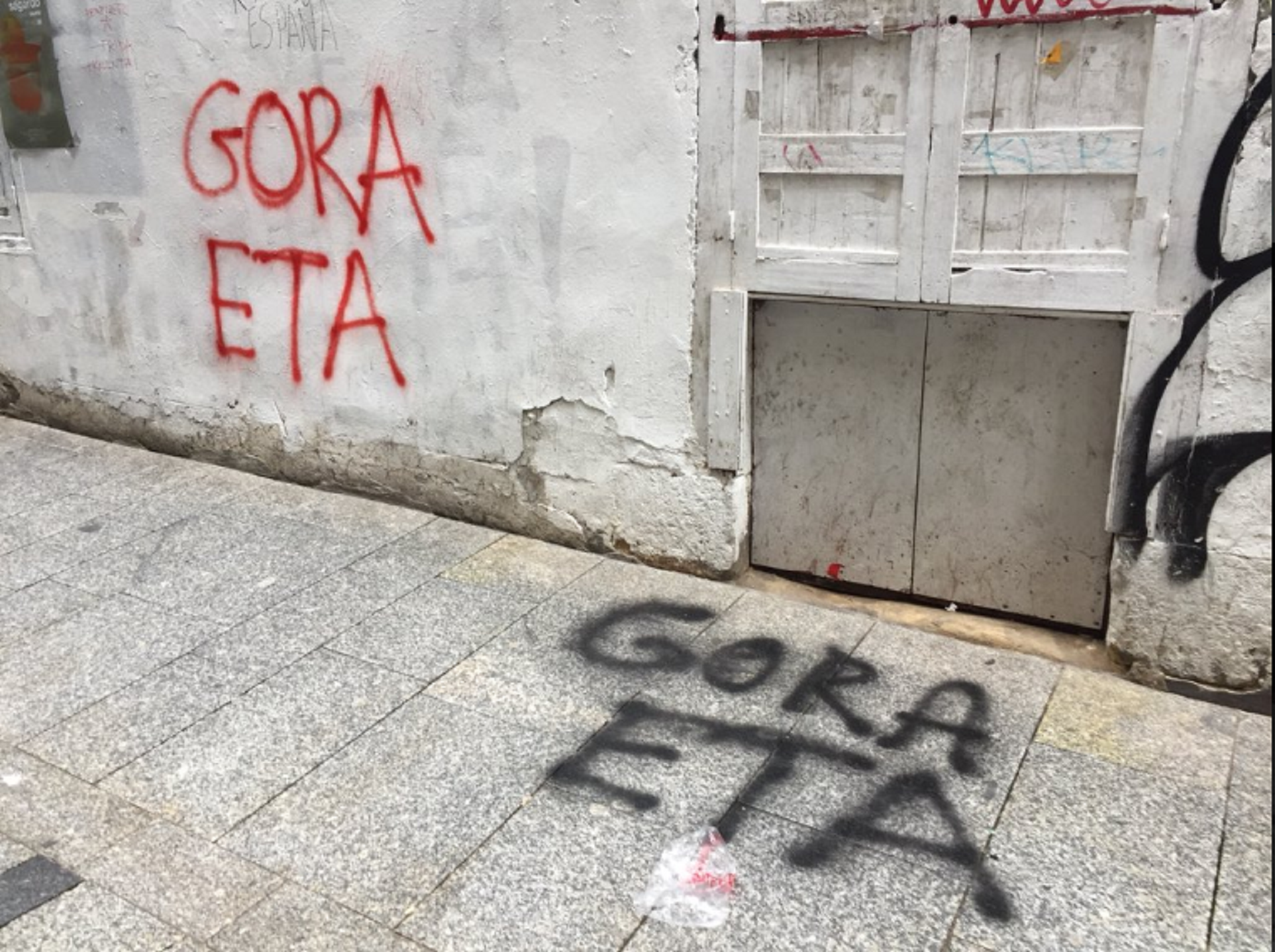 Desenes de pintades de "Gora ETA" inunden els carrers d'Hernani