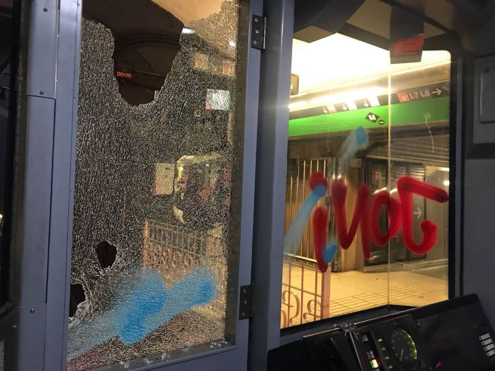 Vídeo: Ataquen a cops de pedra un comboi del Metro de Barcelona