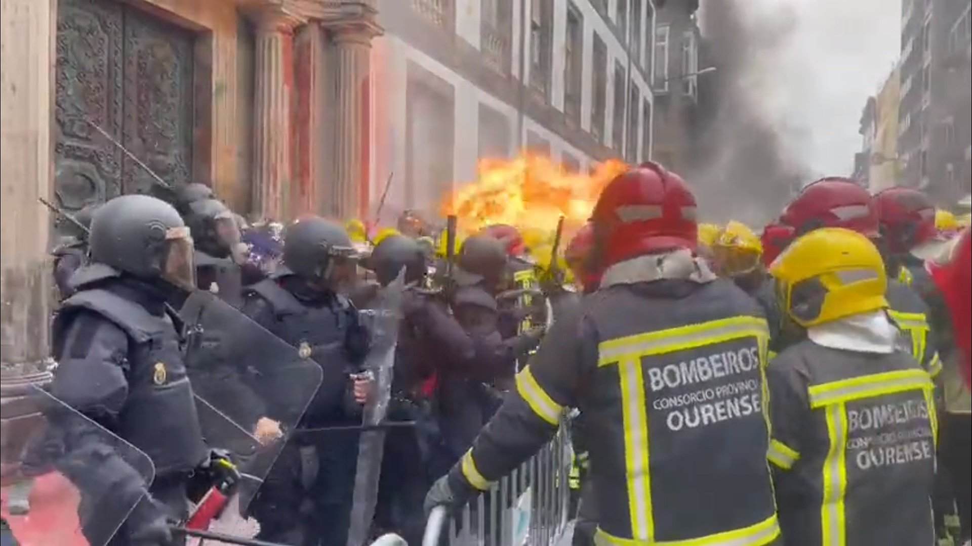 Batalla campal entre bomberos gallegos y policías españoles en Ourense | VÍDEO