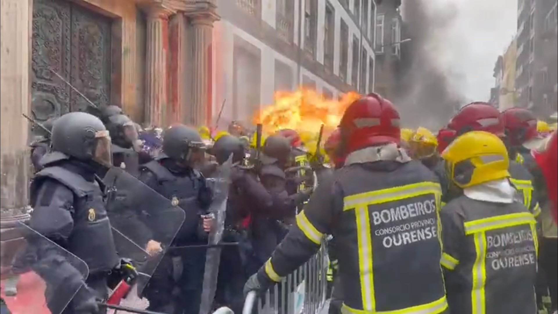 Batalla campal entre bombers gallecs i policies espanyols a Ourense | VÍDEO