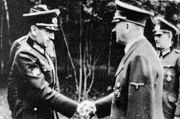 Muñoz Grandes  comandant de la Division Azul  i Hitler a Wolfschanze (cau dels llops), 1942. Font Berliner Verlag Archiv