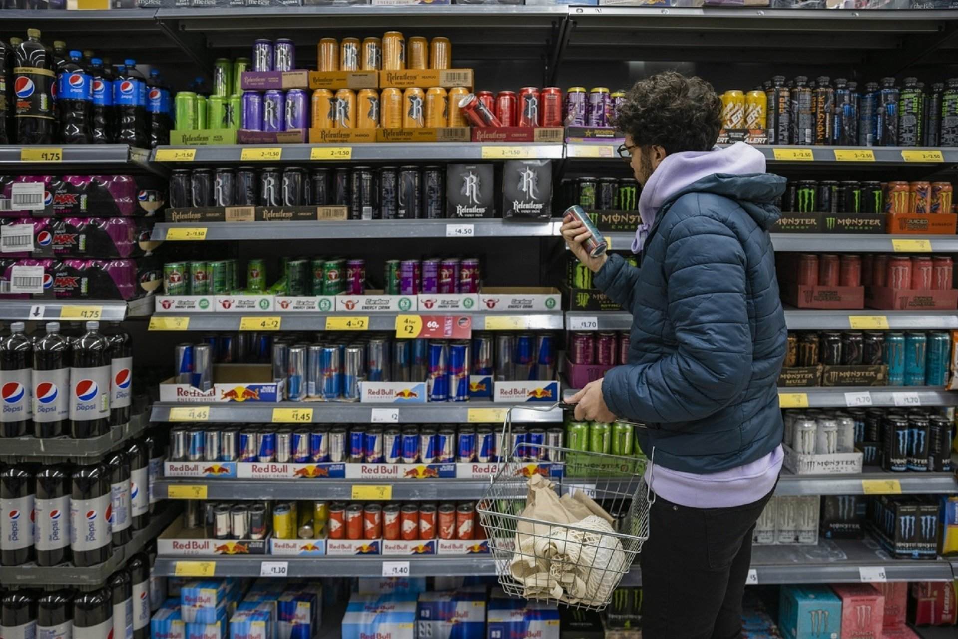 Catalunya estudia prohibir la venda de begudes energètiques als menors