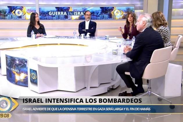 Eduardo Inda sin zapatos pies Telecinco