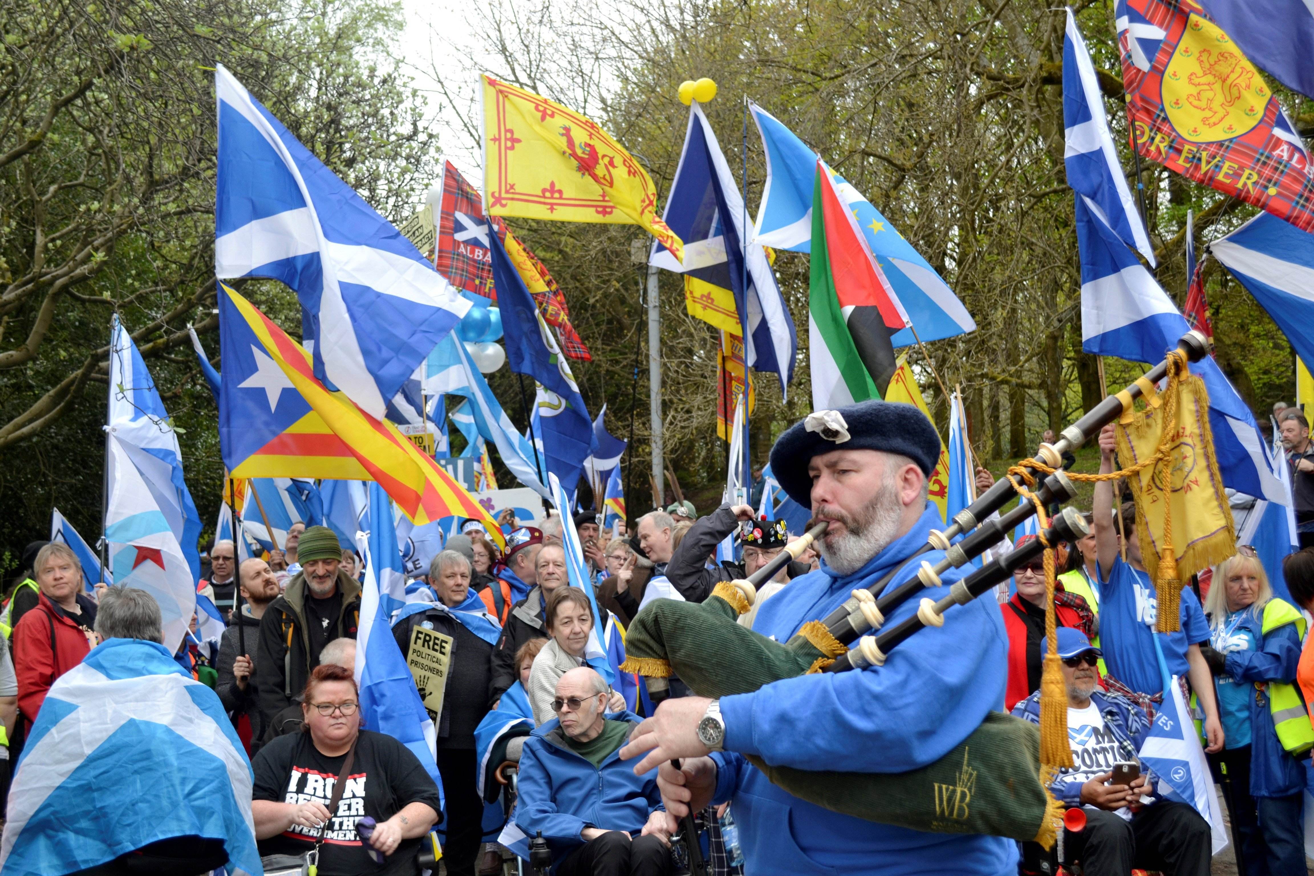 Las esteladas tiñen una manifestación por la independencia de Escocia