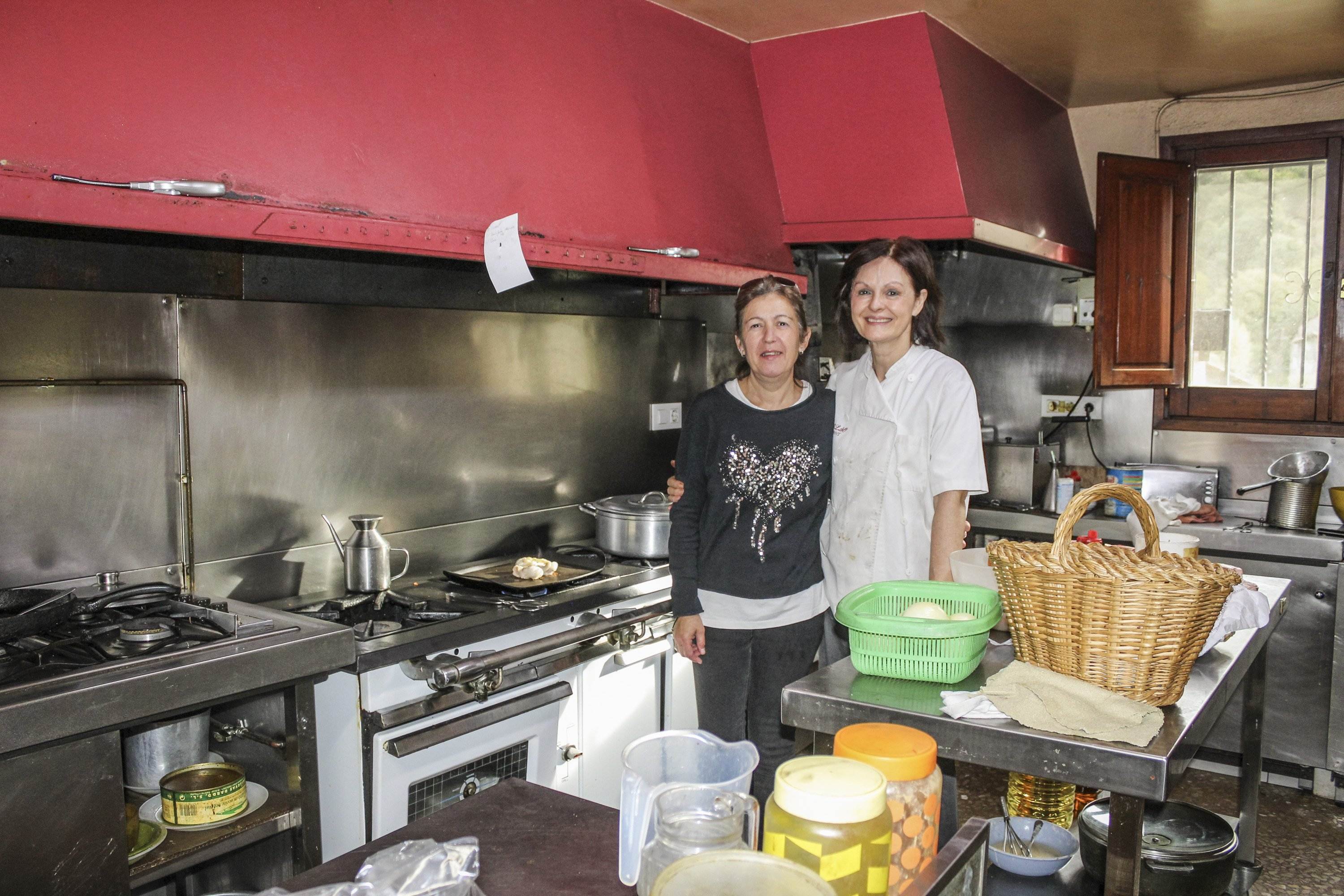 El bar de pueblo orgulloso de su historia con un desayuno de tenedor pictórico