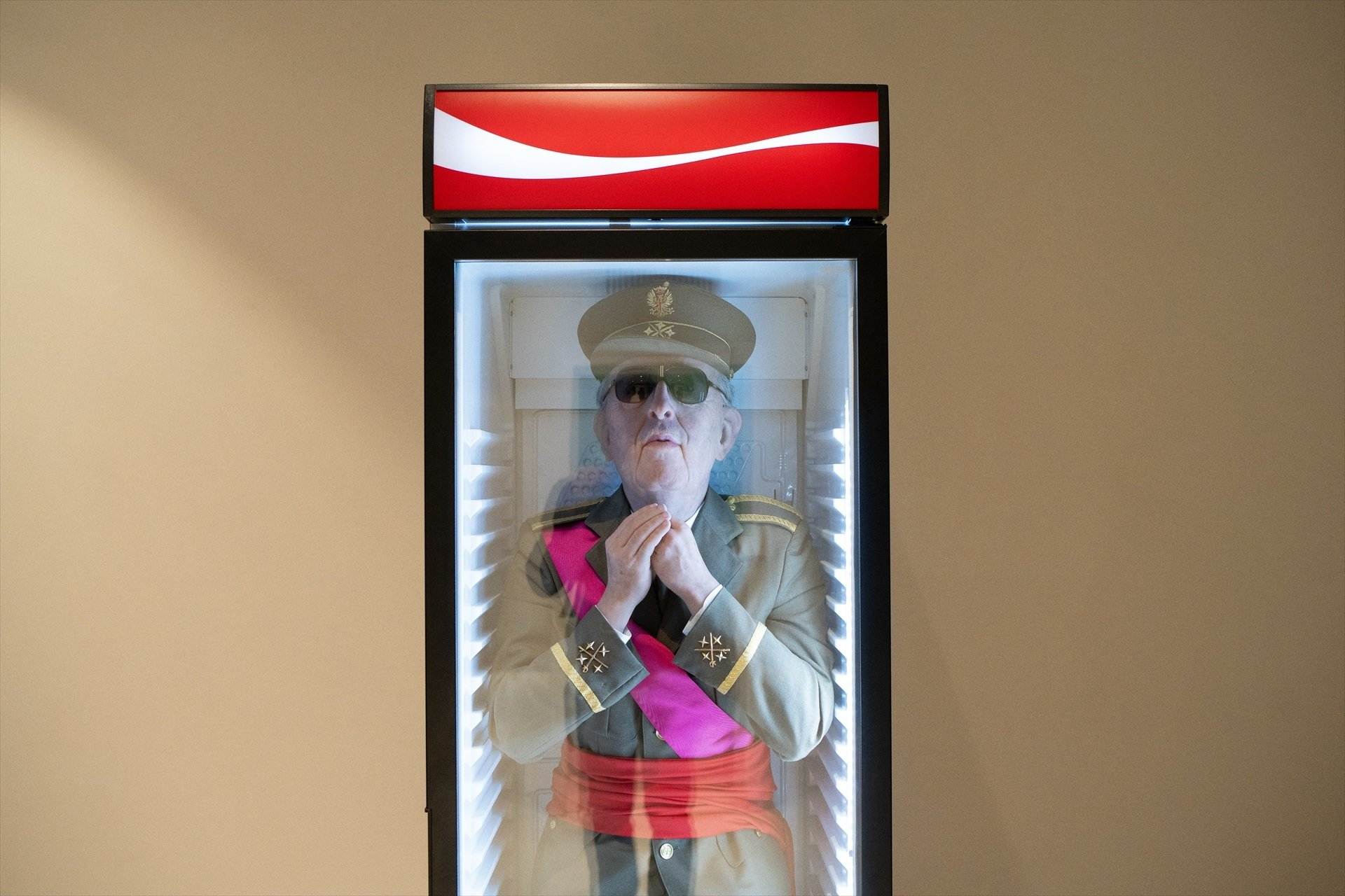 Vols veure el dictador Franco congelat en una nevera de Coca-Cola?