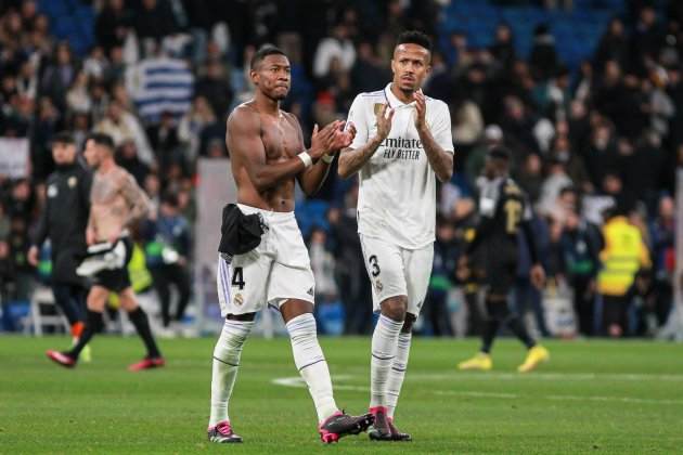 Alaba y Militao aplaudiendo durante un partido del Real Madrid / Foto: Europa Press