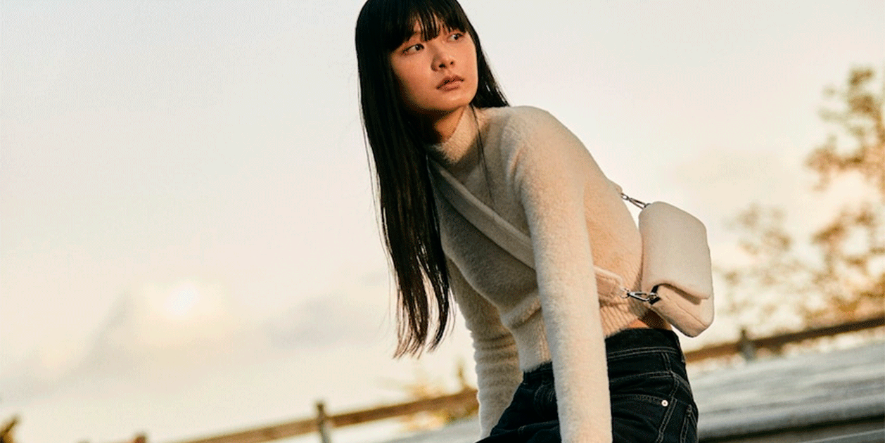 El jersey de cuello perkins de pelo de Bershka agota tallas, espectacular