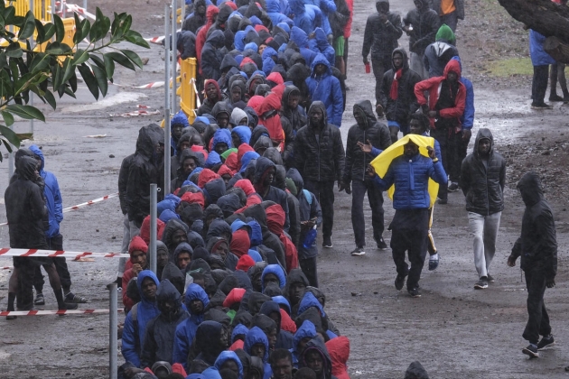 migrants canàries fan cua efe 2 migrants canàries fan cua efe 2
