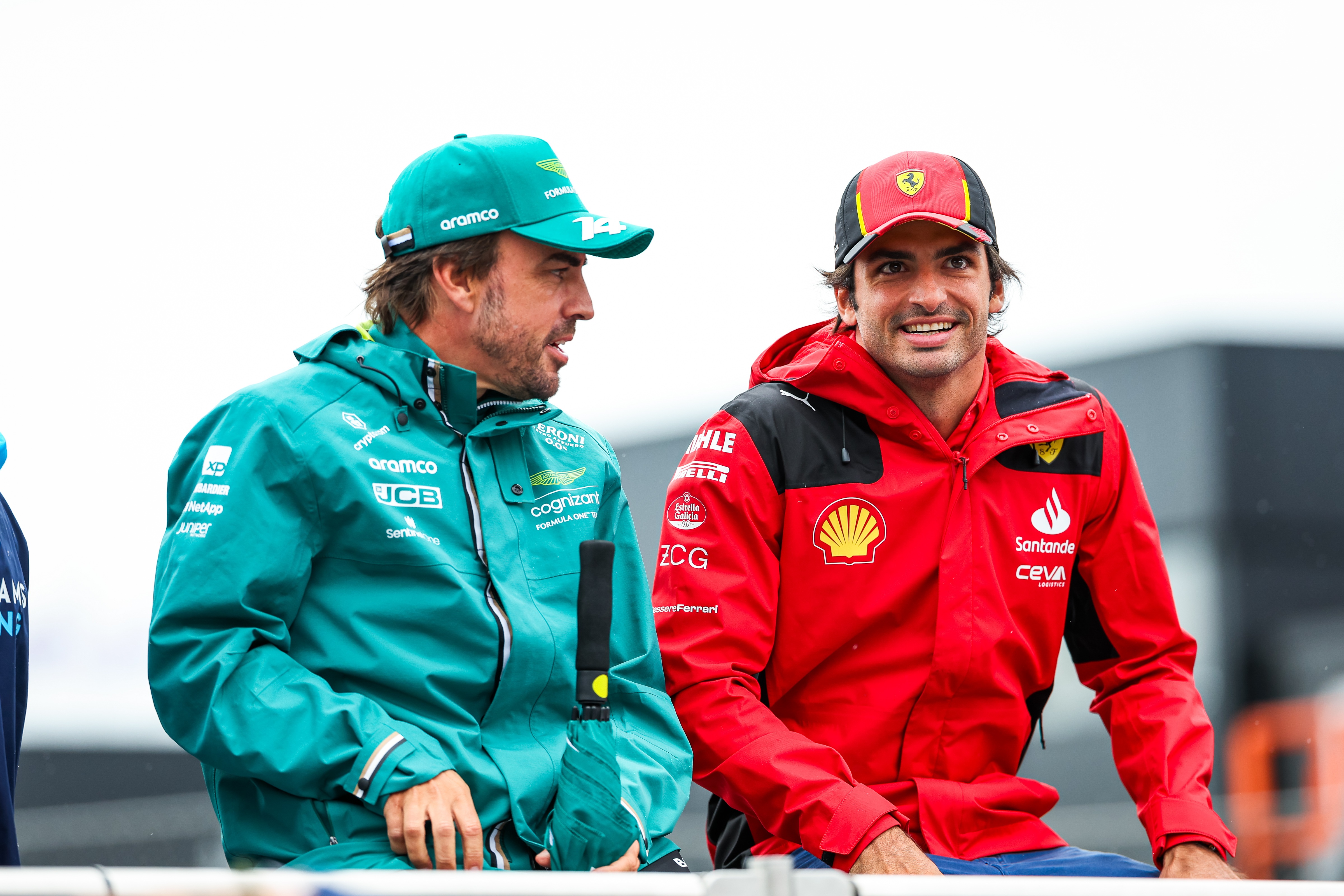 Carlos Sainz li treu el seient a Fernando Alonso