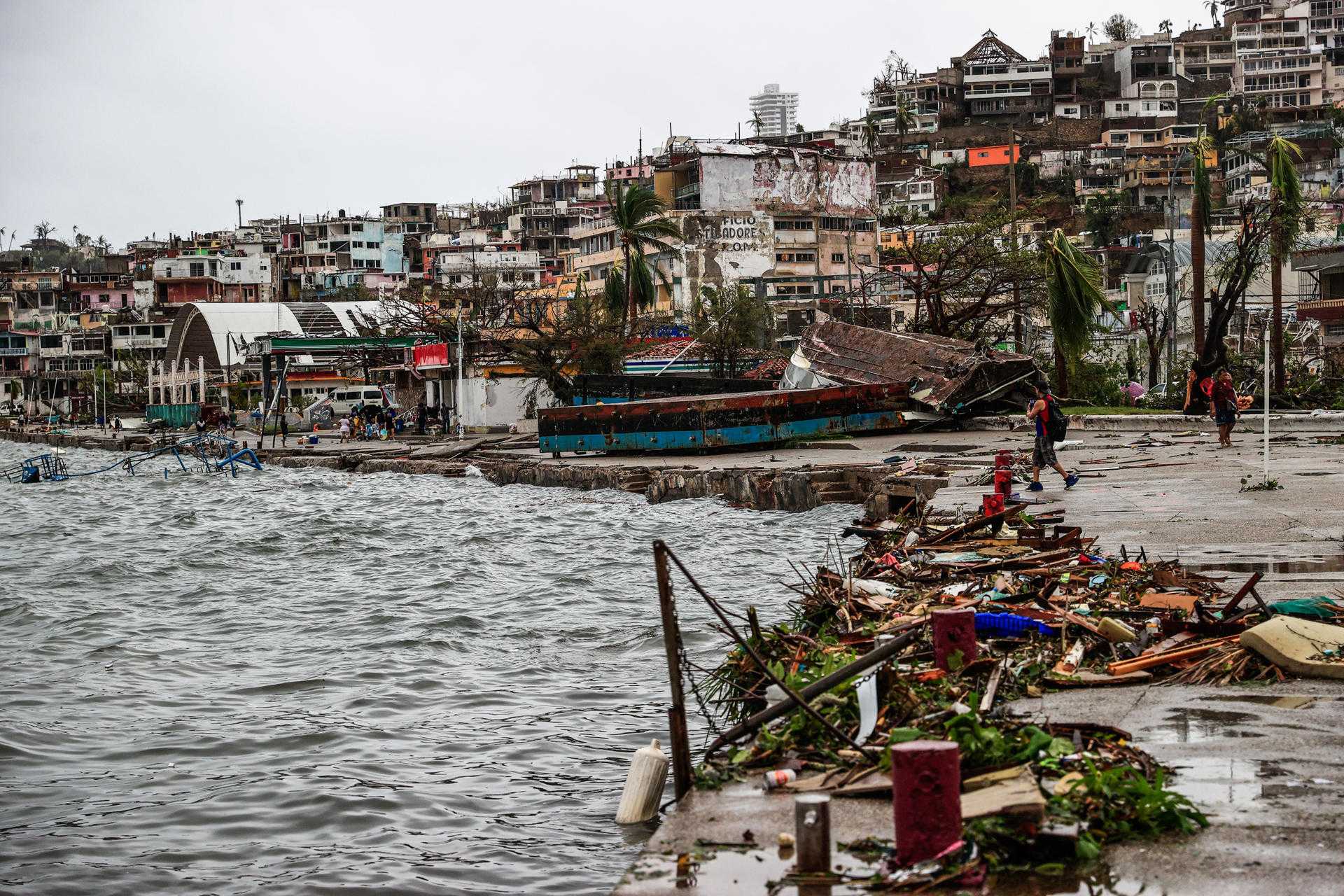 Acapulco destrosses port huraca otis mexic