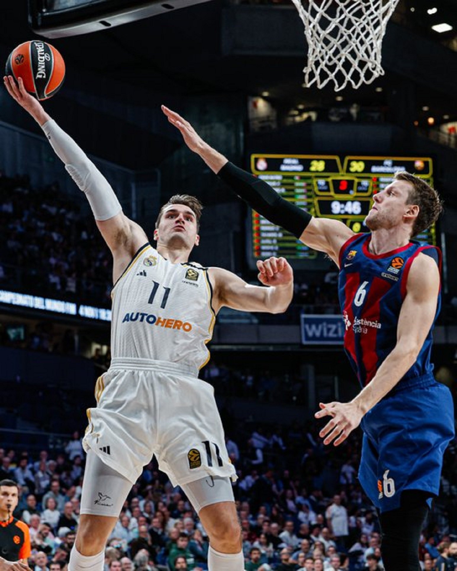 El Reial Madrid interromp el pas triomfal del Barça a l'Eurolliga després d'un Clàssic vibrant (65-64)