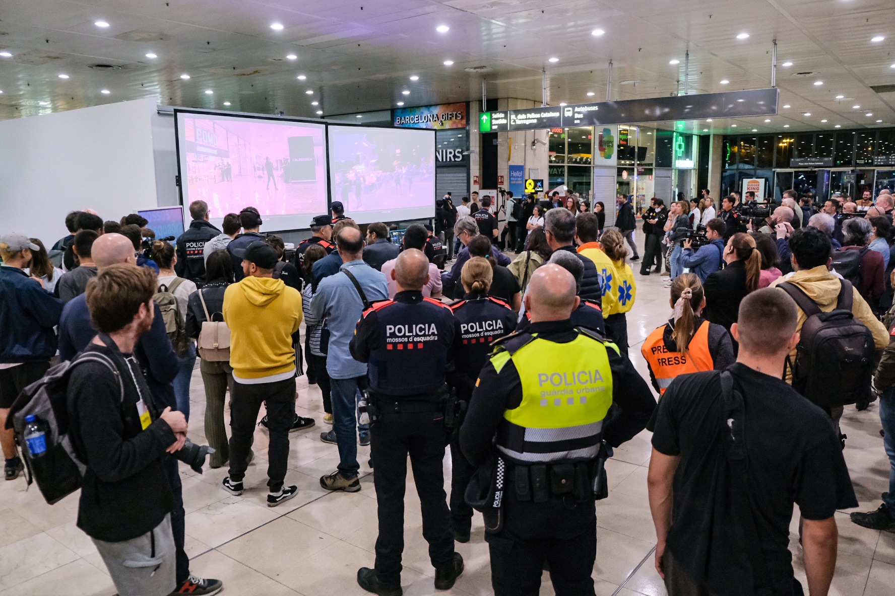 Desenes d'observadors han seguit el simulacre des de l'interior de l'estació de Sants