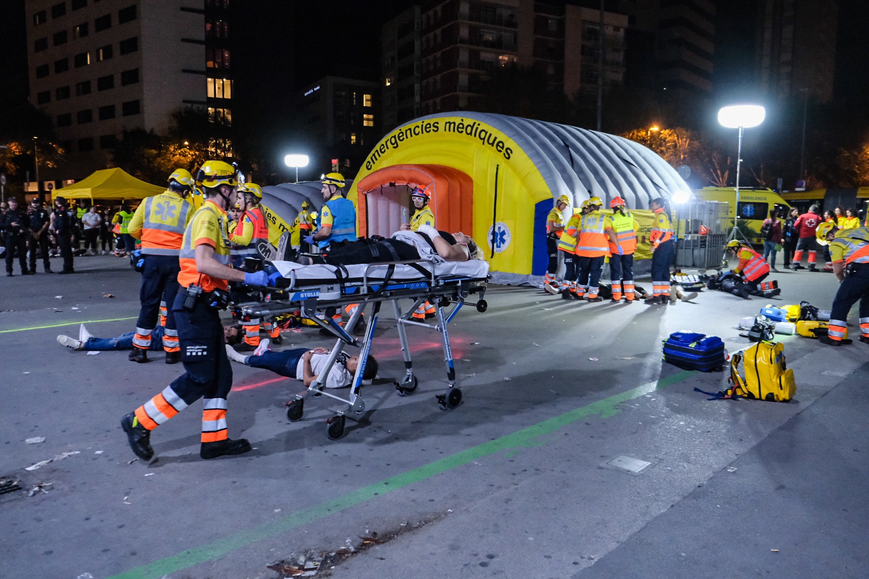 El SEM ha instal·lat un hospital de campanya a l'exterior de l'estació de Sants