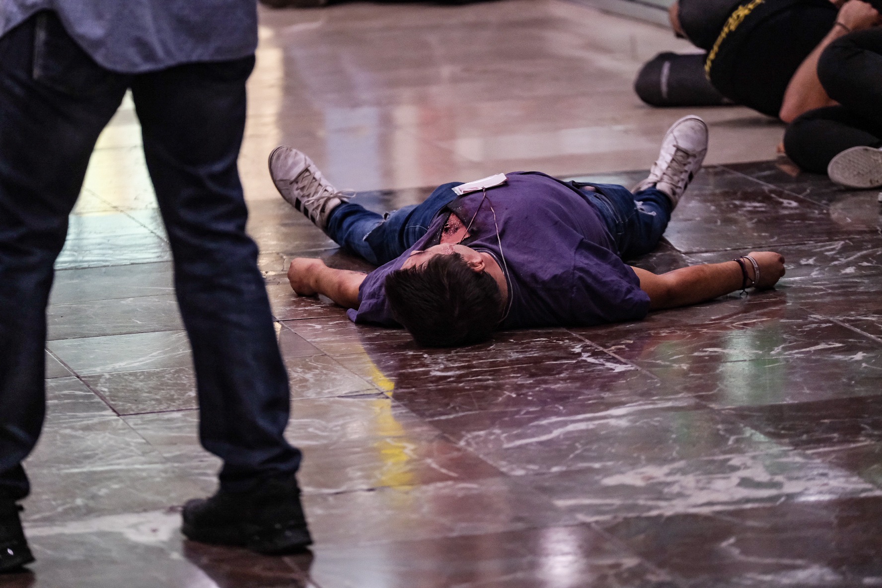 Les víctimes mortals es representen amb persones reals i també amb maniquis