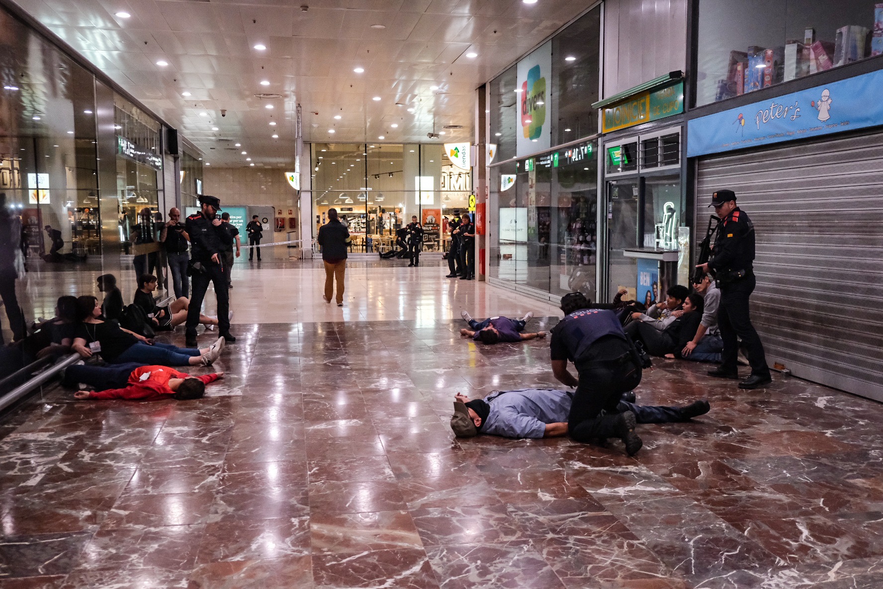 Més d'una desena de persones han mort, de manera simulada, en l'exercici tàctic dels Mossos d'Esquadra