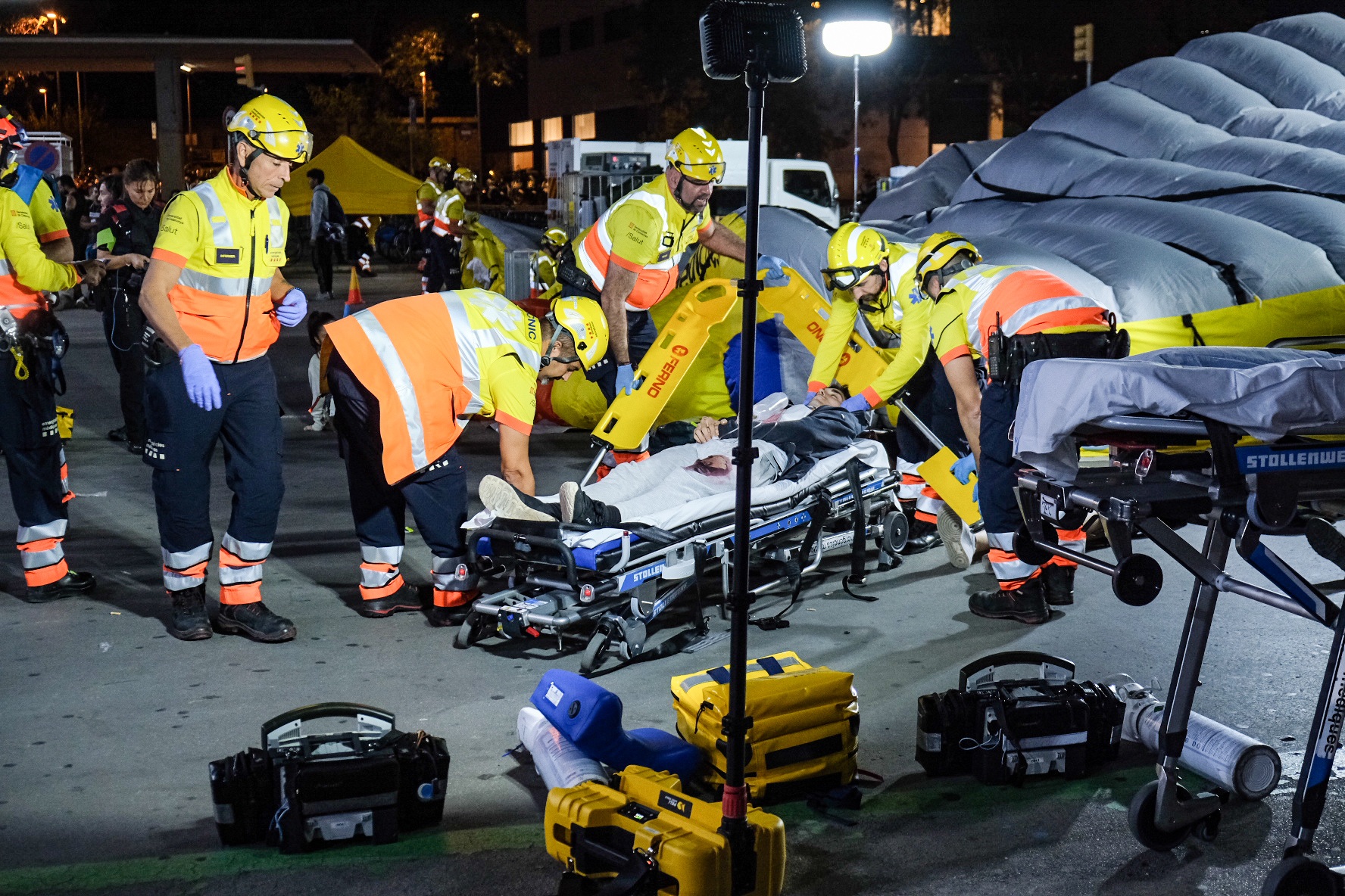 El SEM s'ha encarregat de fer el triatge de les persones evacuades de l'interior de l'estació