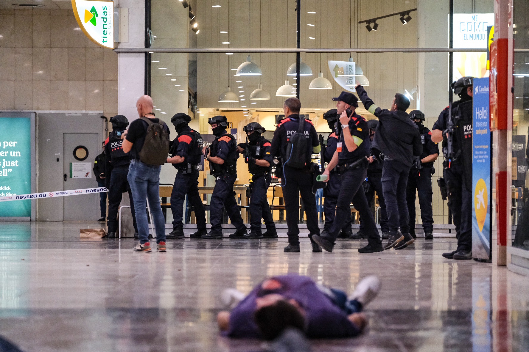 Moment de l'entrada d'efectius de l'ARRO dels Mossos a l'estació de Sants