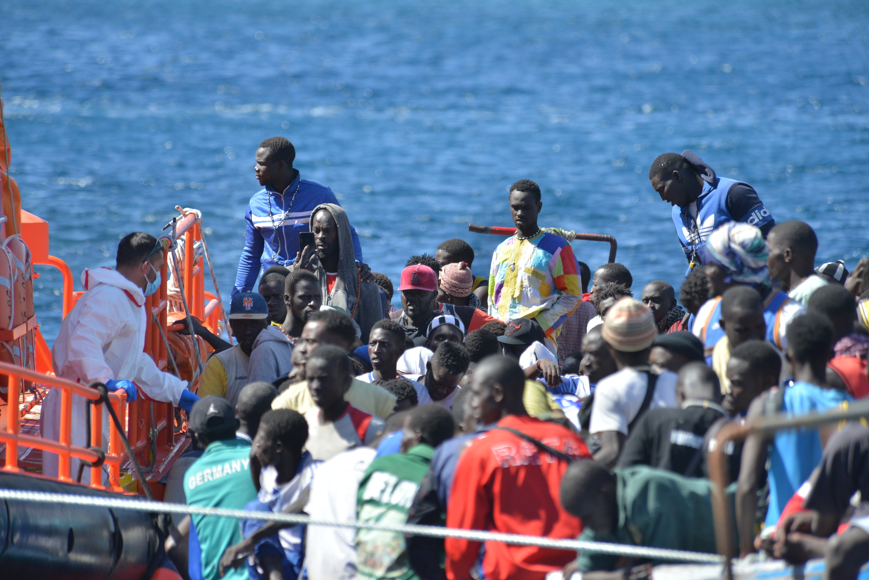 Catalunya acull 1.988 migrants dels 13.000 que han arribat a Canàries durant l'últim mes