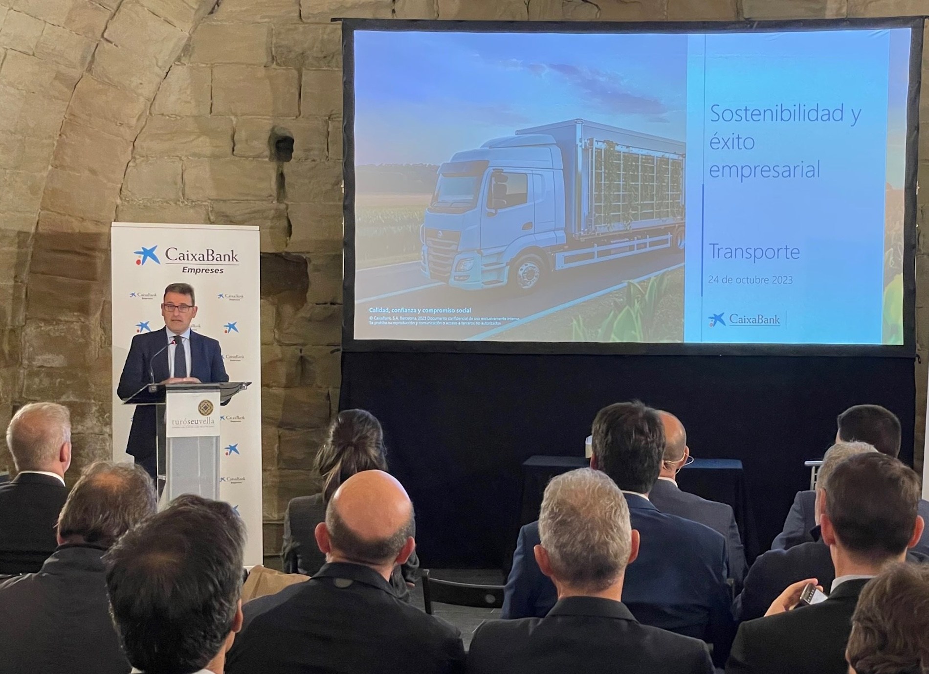 CaixaBank organiza en Lleida una jornada sobre sostenibilidad en el sector transporte