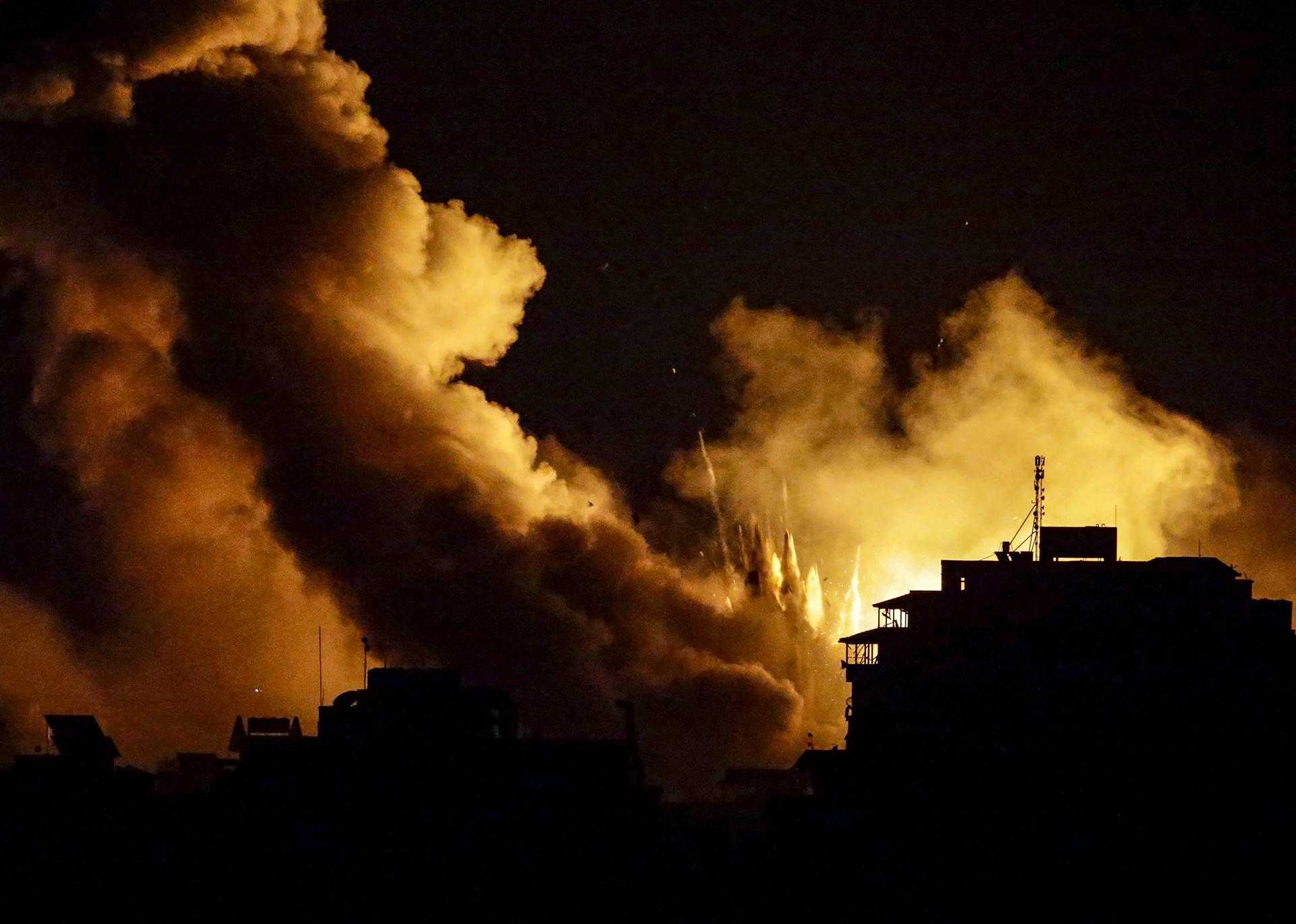 Israel bombardeja amb intensitat Gaza i avisa que ampliarà les operacions terrestres
