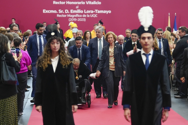 Sofía pone mala cara con el rector de la mano, EFE Sofía pone mala cara con el rector de la mano, EFE
