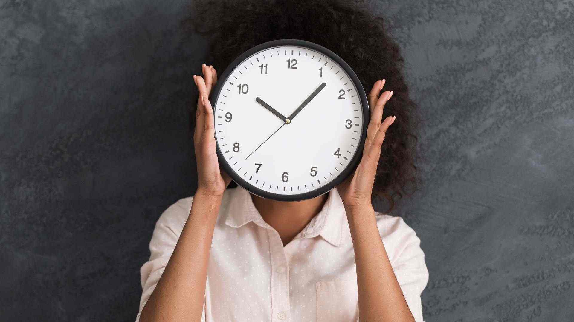 Canvi a l'horari d'hivern d'avui: dormirem una hora més o menys?
