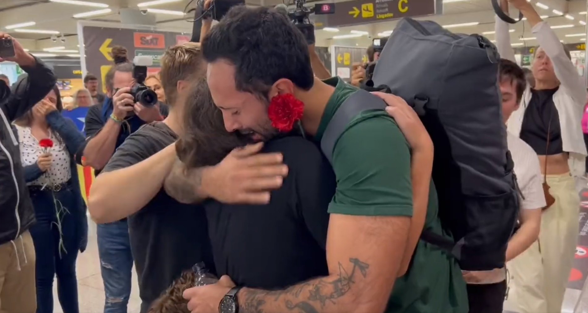 Valtònyc arriba a Palma: abraçades i llàgrimes amb amics i familiars