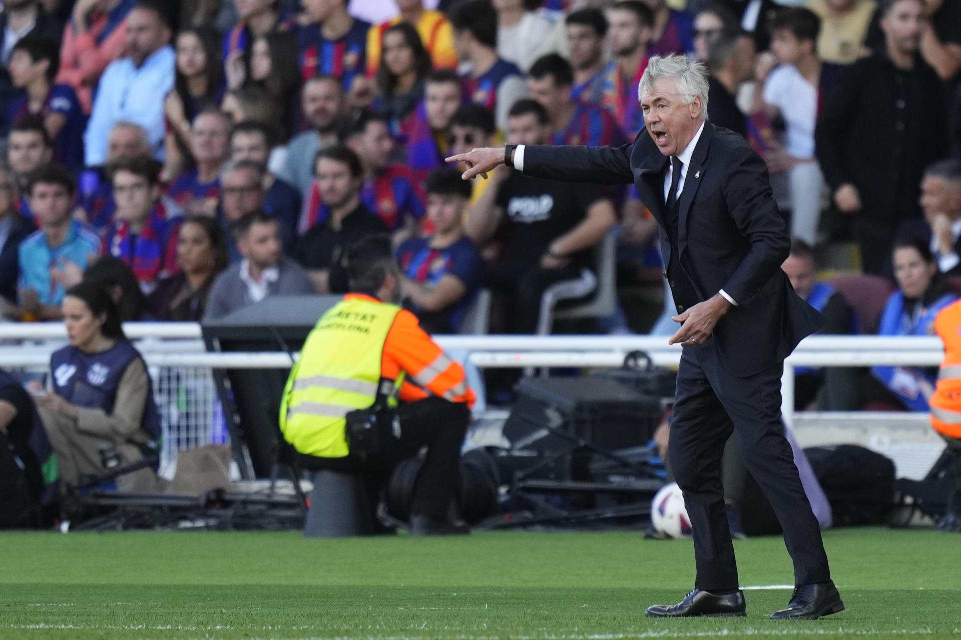 Ancelotti, enloquecido en Montjuïc, golpes y gritos, lo nunca visto en el Real Madrid