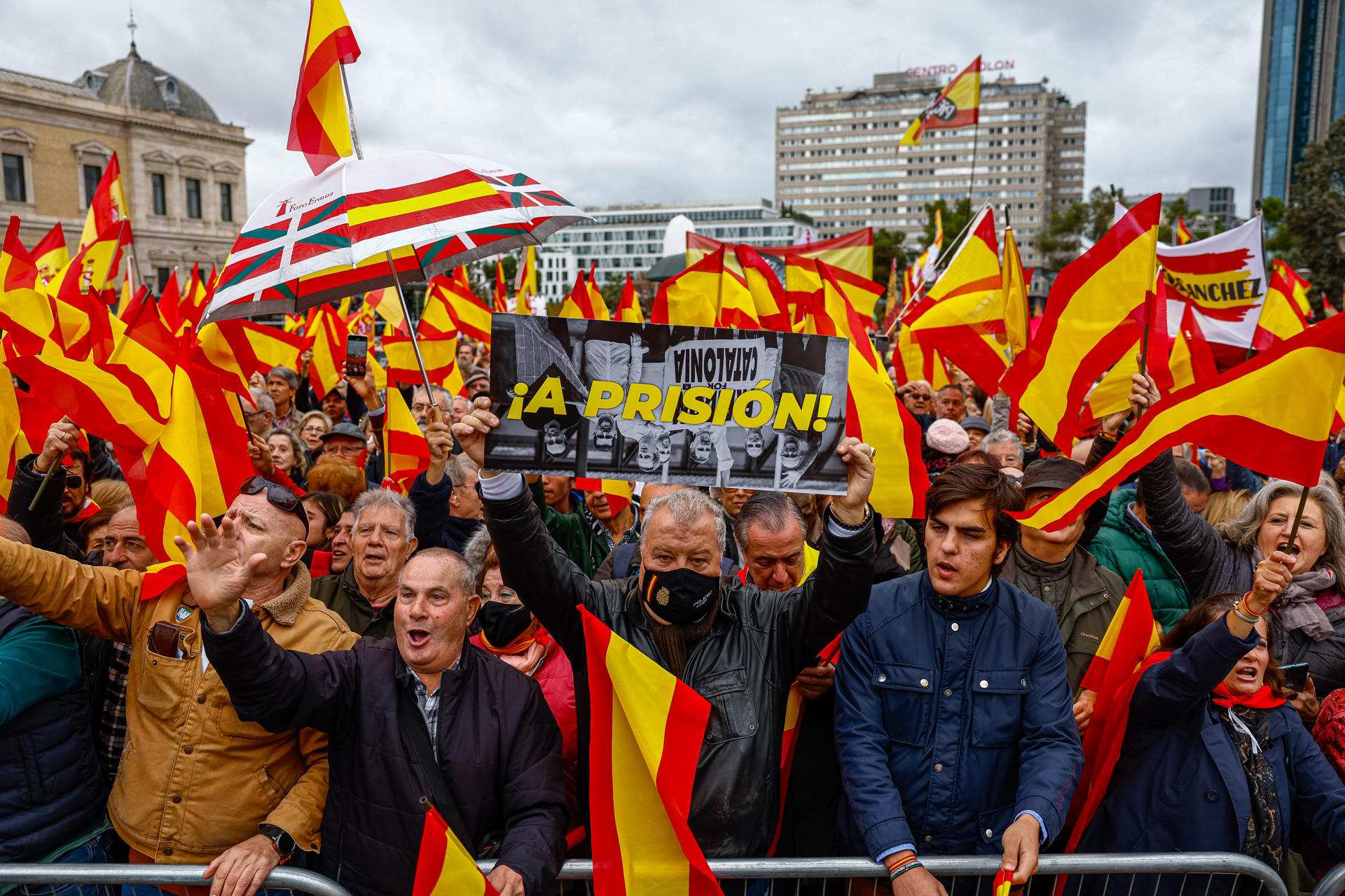 Vox exalta Colón por la amnistía: "Que Puigdemont vaya preparando una habitación a Sánchez en Waterloo"