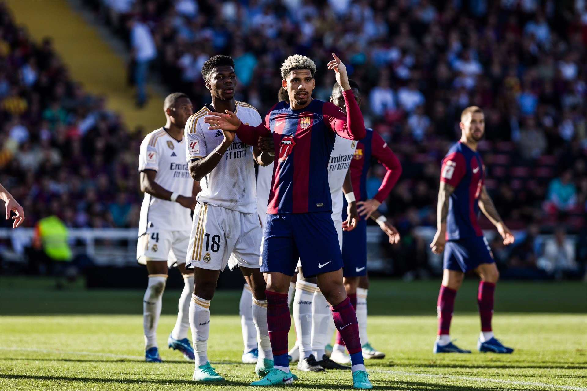 Continua la polèmica amb un nou àudio del VAR: el penal de Tchouaméni sobre Araujo en el Clàssic de LaLiga