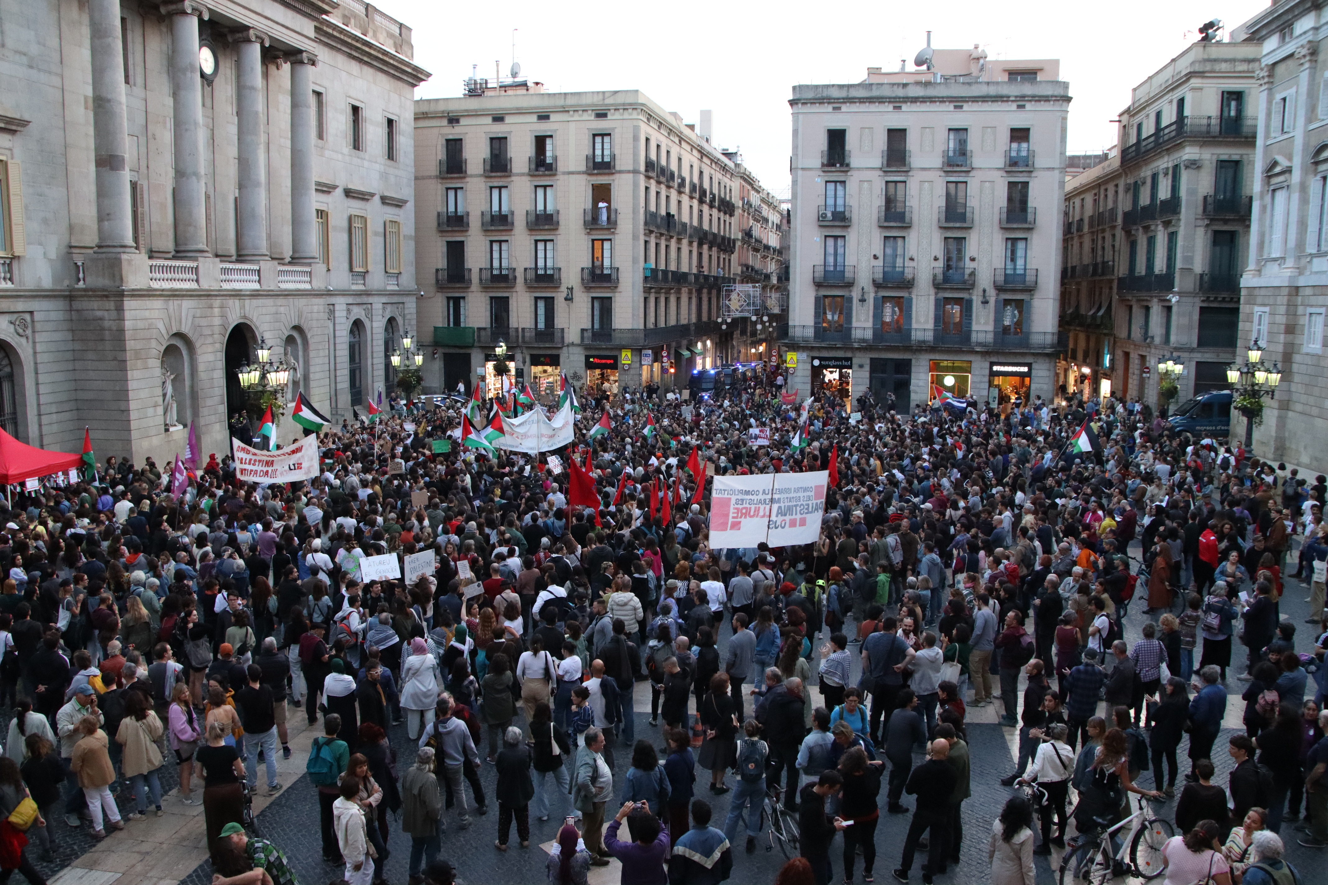 Unes 1.200 persones es concentren a la plaça Sant Jaume per denunciar el "genocidi" a Gaza