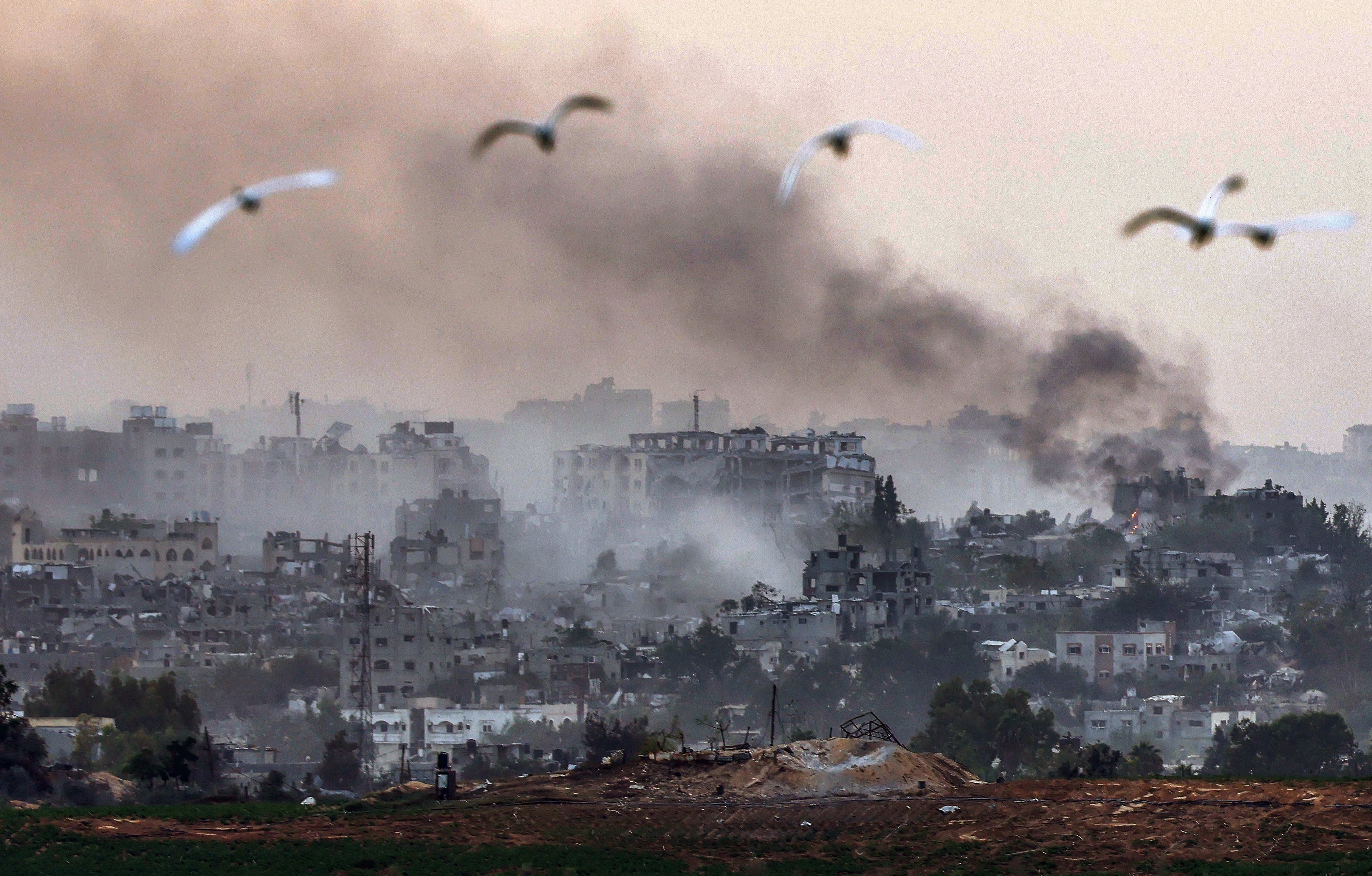 Israel endurece la ofensiva terrestre contra Hamás y ataca más de 450 objetivos en un día