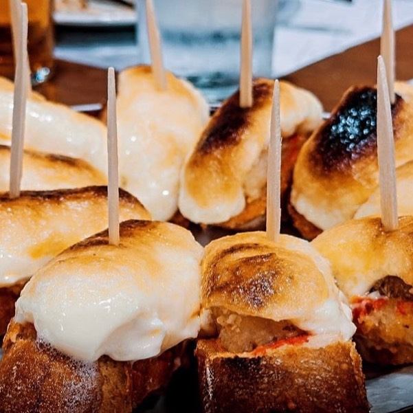 Pintxos de bacallà amb muselina d'alls – Maitea Pintxos de bacallà amb muselina d'alls – Maitea