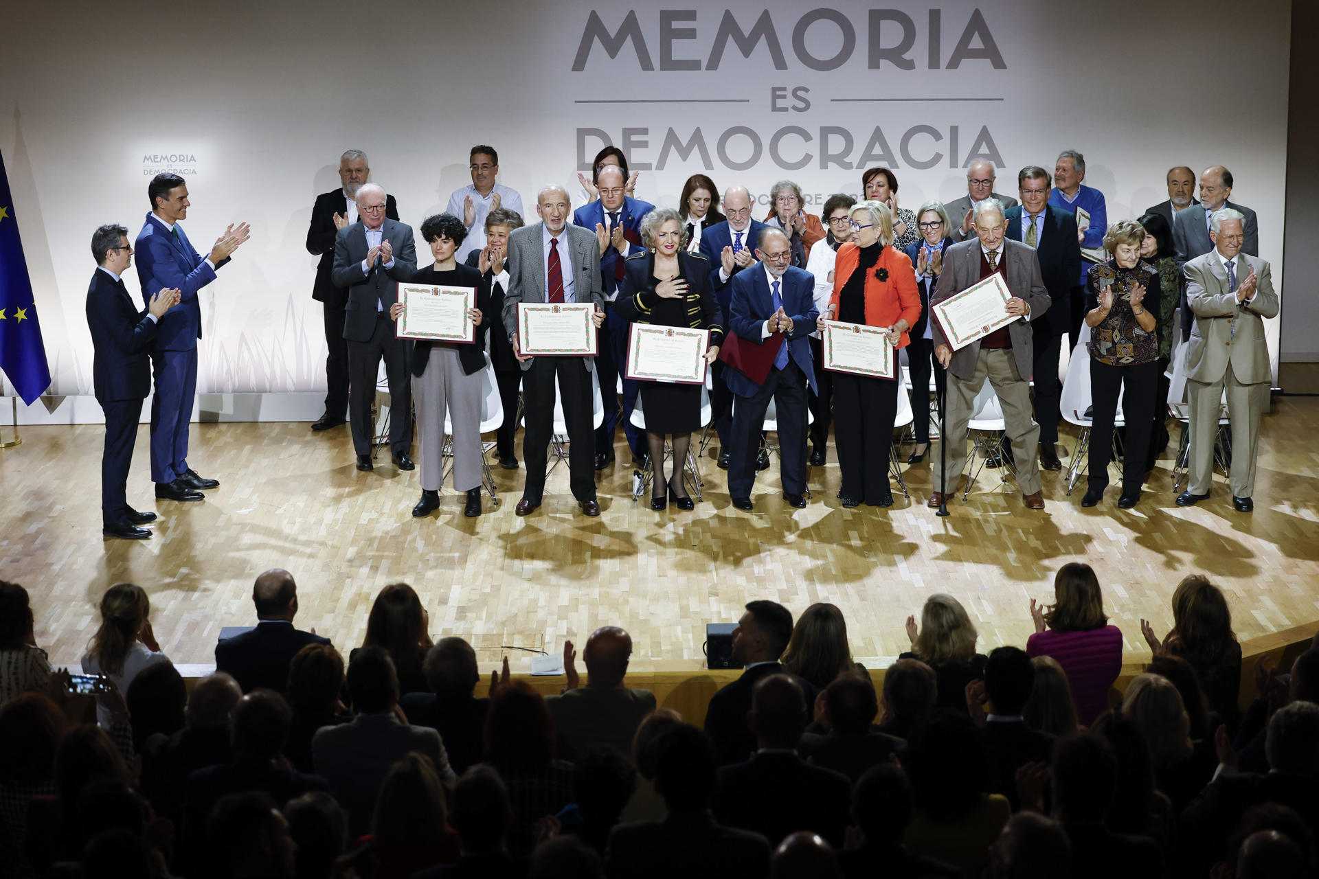 Salvador Espriu, Victòria Pujolar i altres 16 represaliats dels dos bàndols, homenatjats per la Moncloa