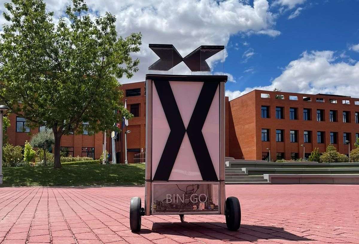 Estudiantes de UAX crean un vehículo autónomo inteligente que mejorará la gestión del campus