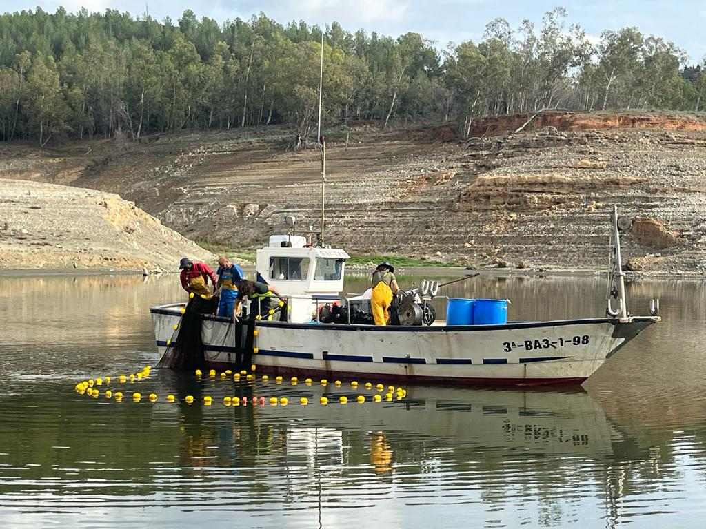 Eliminen les espècies invasores del pantà de Riudecanyes