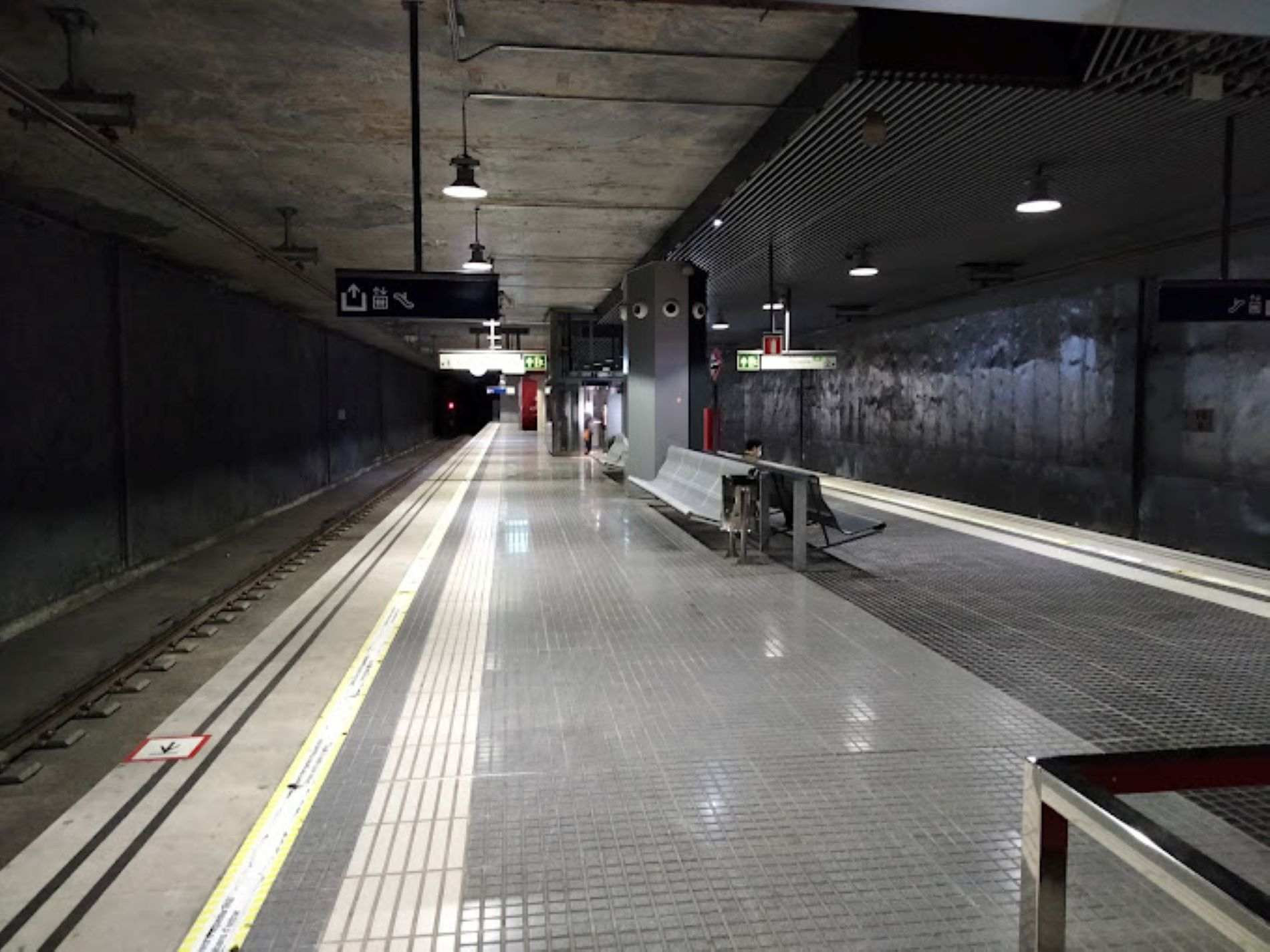 La avería de un tren de FGC obliga a los pasajeros a caminar por un túnel en Sabadell